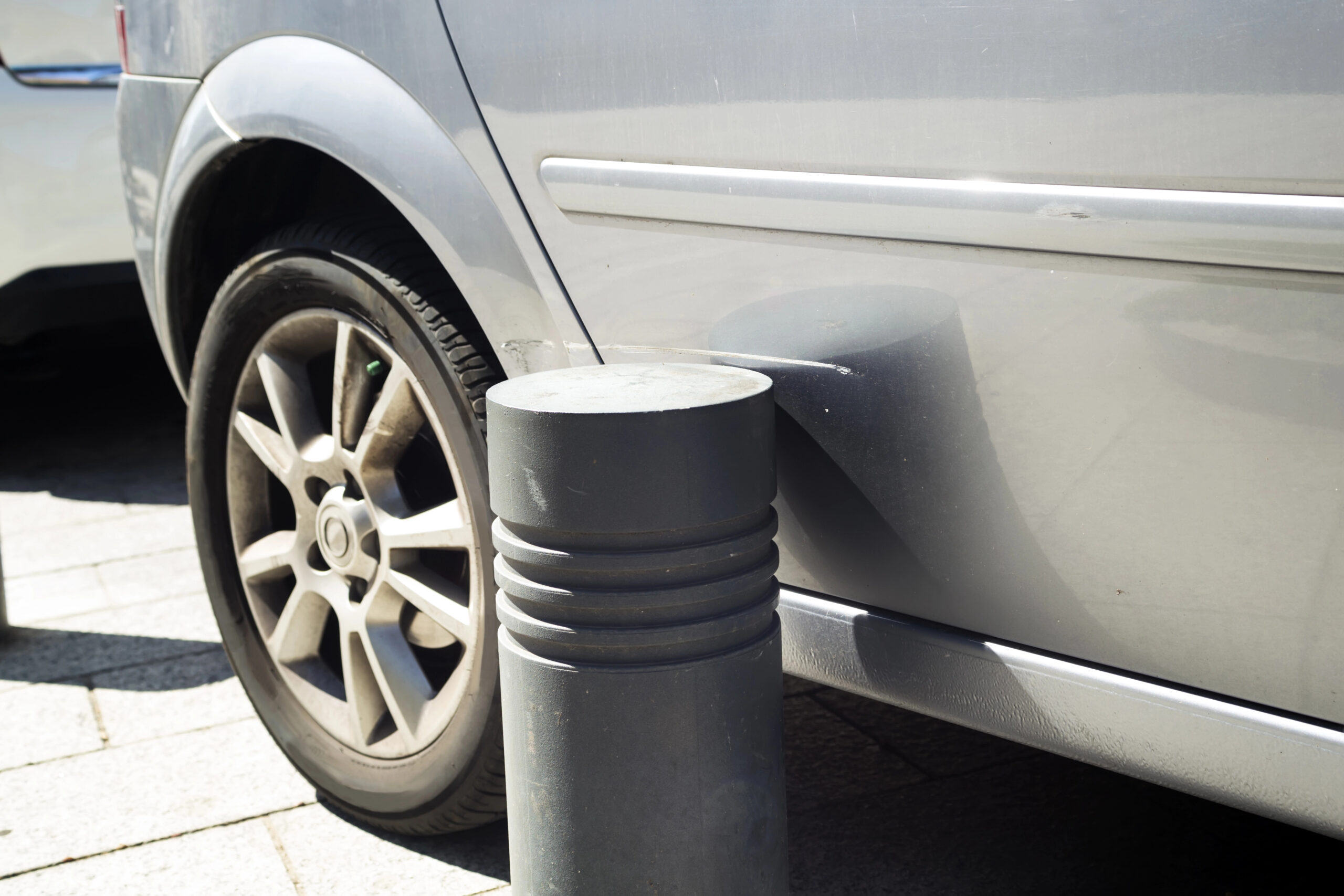 ¡No aparques las reparaciones de chapa y pintura de tu coche!