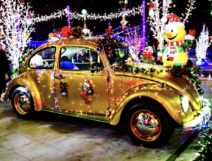 Coche con iluminación navideña, color dorado