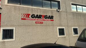Fachada de una de las naves de Garygar